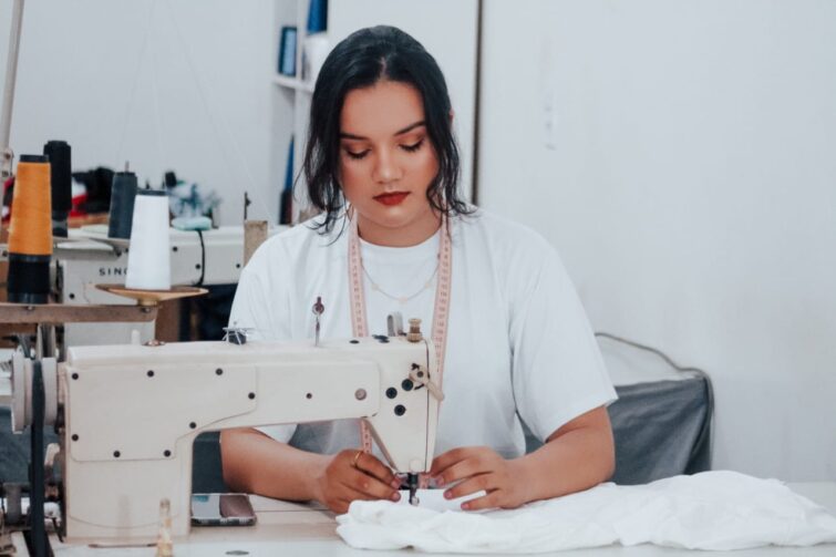 Priscila Ferreira é costureira em Itacoatiara; conheça seu ateliê