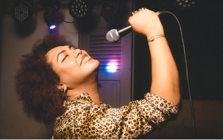 Sísi Rolim homenageia Reginaldo Rossi em show no Centro de Manaus