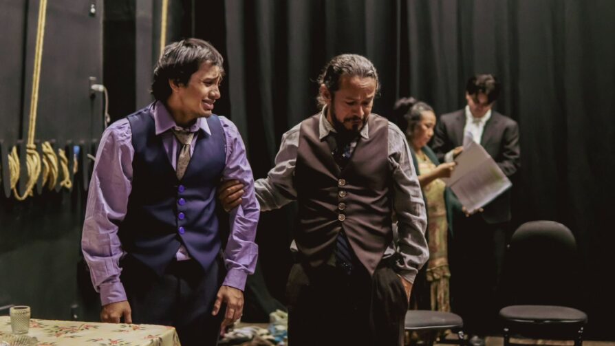 ‘Em Nome da Família’ leva drama intenso sobre relações familiares ao palco do Teatro Gebes Medeiros