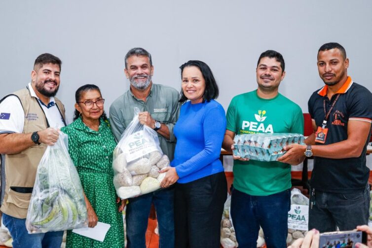 Entrega de alimentos beneficia 186 famílias em Cruzeiro do Sul