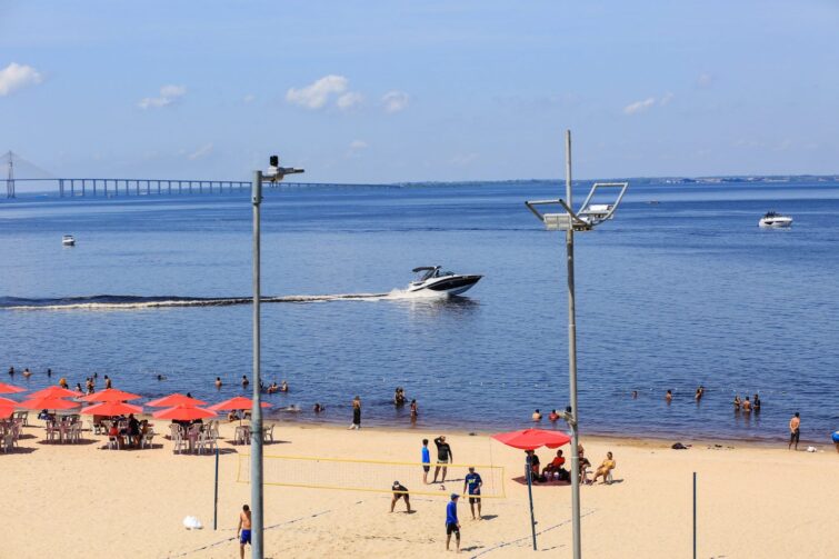 Ponta Negra tem alerta reforçado para circulação de barcos próximo à praia