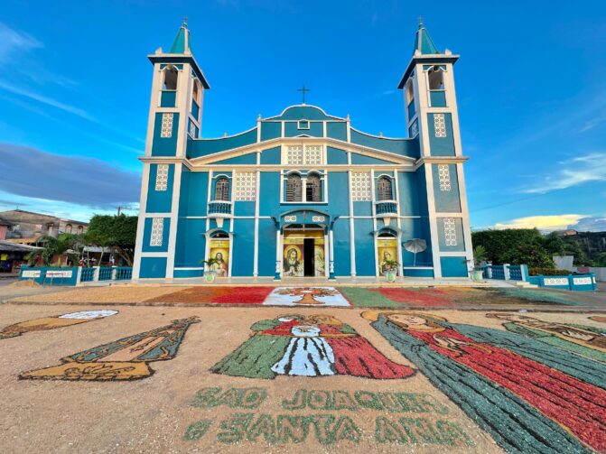 Fiéis celebram Corpus Christi com tapetes confeccionados e procissões em Autazes