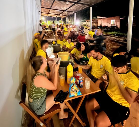 Distribuidora vira ponto de encontro para jogos da Seleção Brasileira em Careiro