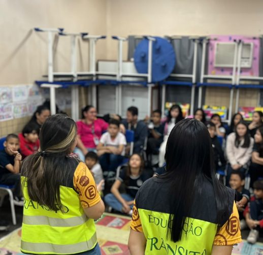 Atividade lúdica sobre trânsito é levada à escola do bairro Compensa