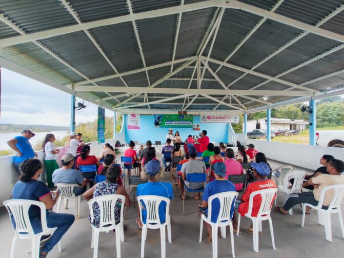 Em Manacapuru, comunitários recebem cartões do produtor primário