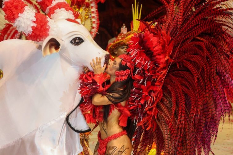 Garantido destaca identidade cultural na terceira noite e Isabelle Nogueira se despede de item