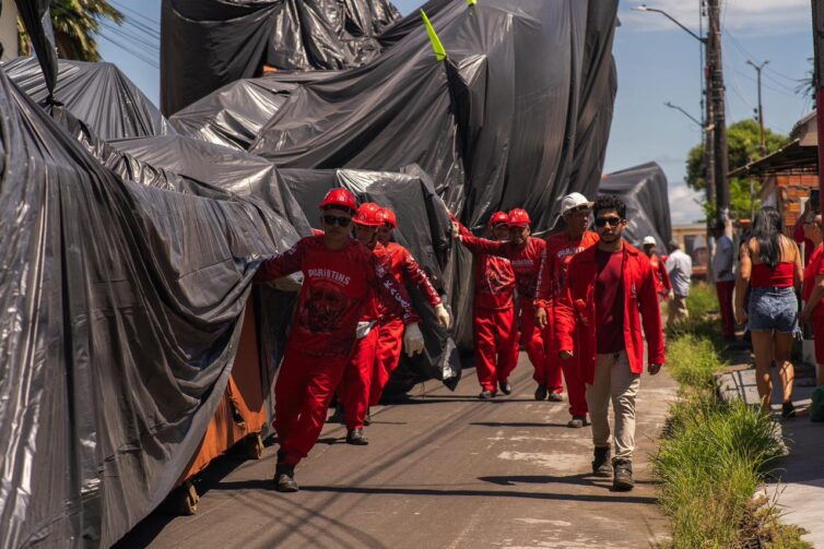 Garantido inicia translado das alegorias ao Bumbódromo