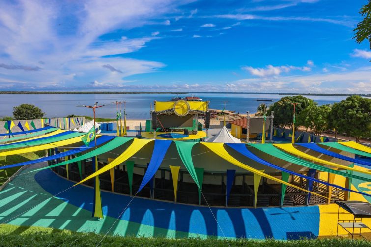 Praça do Pôr do Sol recebe transmissões dos jogos do Brasil, em Coari