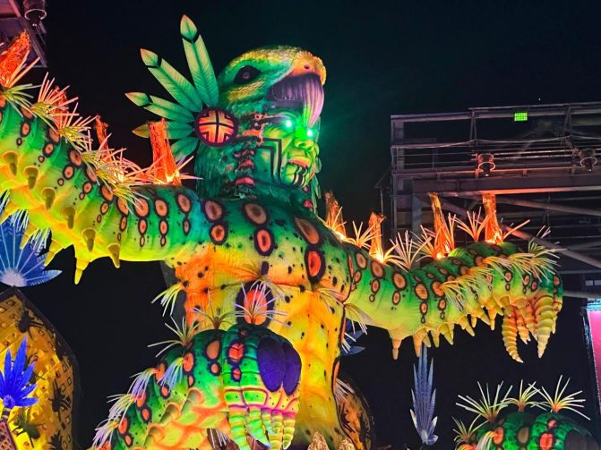 Boi Caprichoso brinca de boi e exalta sua história na abertura do 59º Festival de Parintins