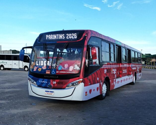 Ônibus temático dos bois Caprichoso e Garantido circula em Manaus
