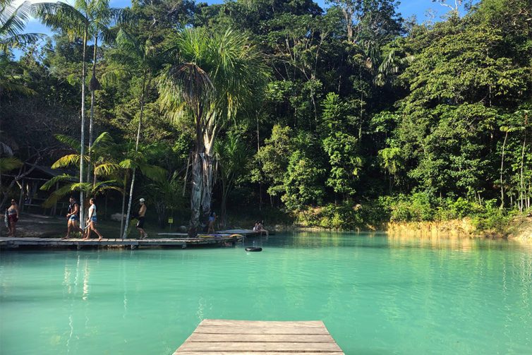 Lagoa Azul encanta visitantes com águas cristalinas em Presidente Figueiredo