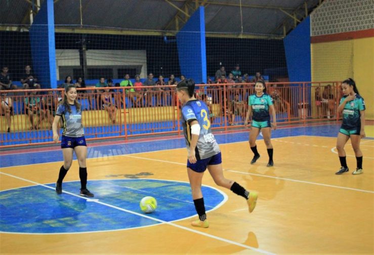 Copa Nelson Brasil reúne 11 times de futsal feminino em Parintins