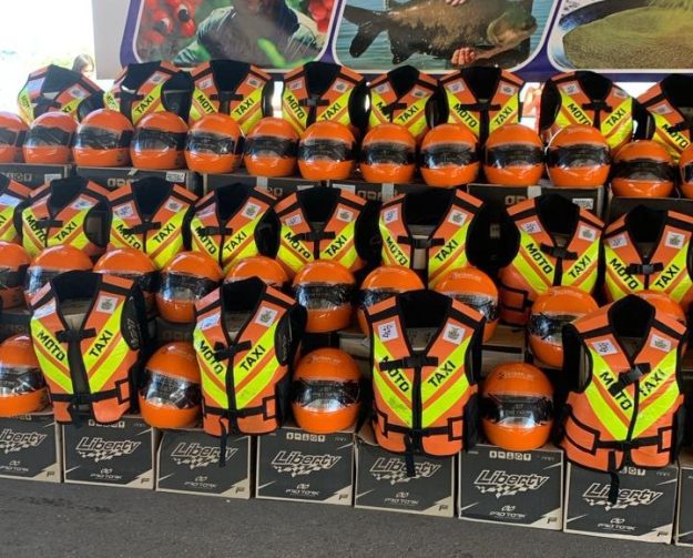 Detran-AM entrega 163 kits de segurança a mototaxistas em Maués