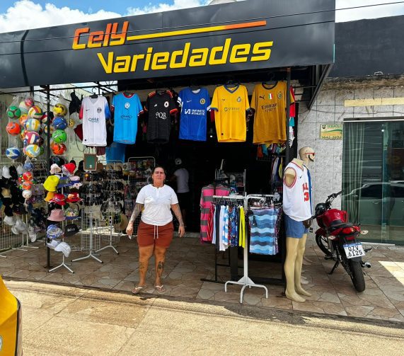 Maria Cely é proprietária da loja Cely Variedades, em Iranduba; conheça história