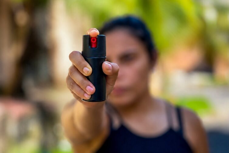 Lei autoriza spray de pimenta para defesa pessoal de mulheres; confira orientações sobre o uso