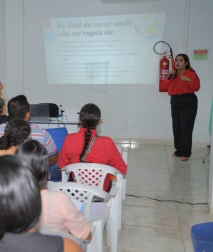 Curso inédito de Assistência Terapêutica fortalece atendimento a crianças com TEA em Autazes