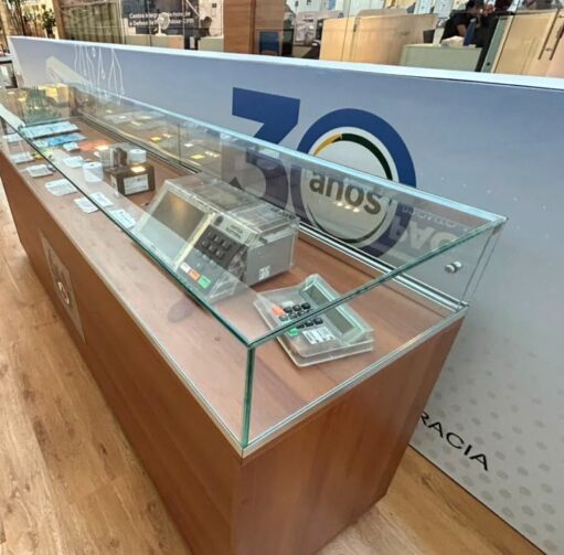 Shopping exibe exposição sobre os 30 anos da urna eletrônica no Santa Etelvina