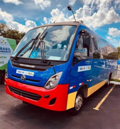 Micro-ônibus para transporte de pacientes de hemodiálise é entregue em Presidente Figueiredo