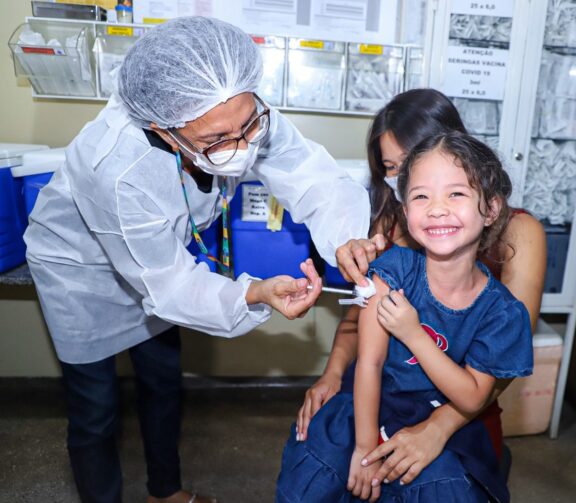 Multivacinação oferta segunda dose de reforço contra pólio para crianças de 4 anos em Manaus