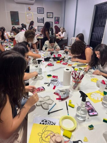 Shopping Ponta Negra promove oficina gratuita de cerâmica fria em Manaus