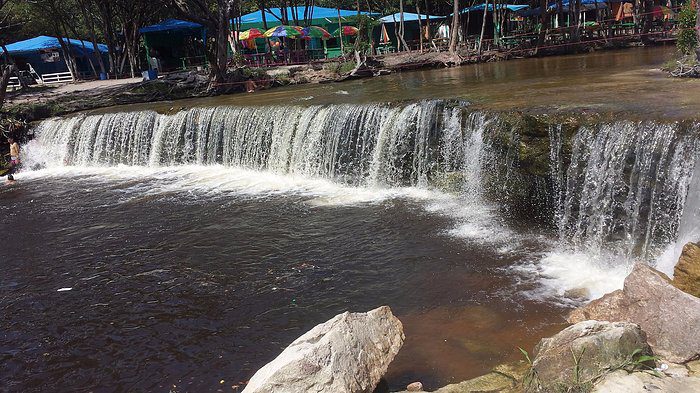 Cachoeira do Castanho encanta visitantes durante o período da vazante em Iranduba