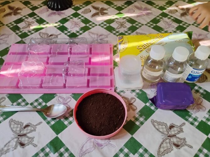 Alunos de Barreirinha criam sabonete esfoliante com borra de café; conheça