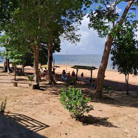 Prainha em Balbina reúne banho, natureza e lazer às margens do lago