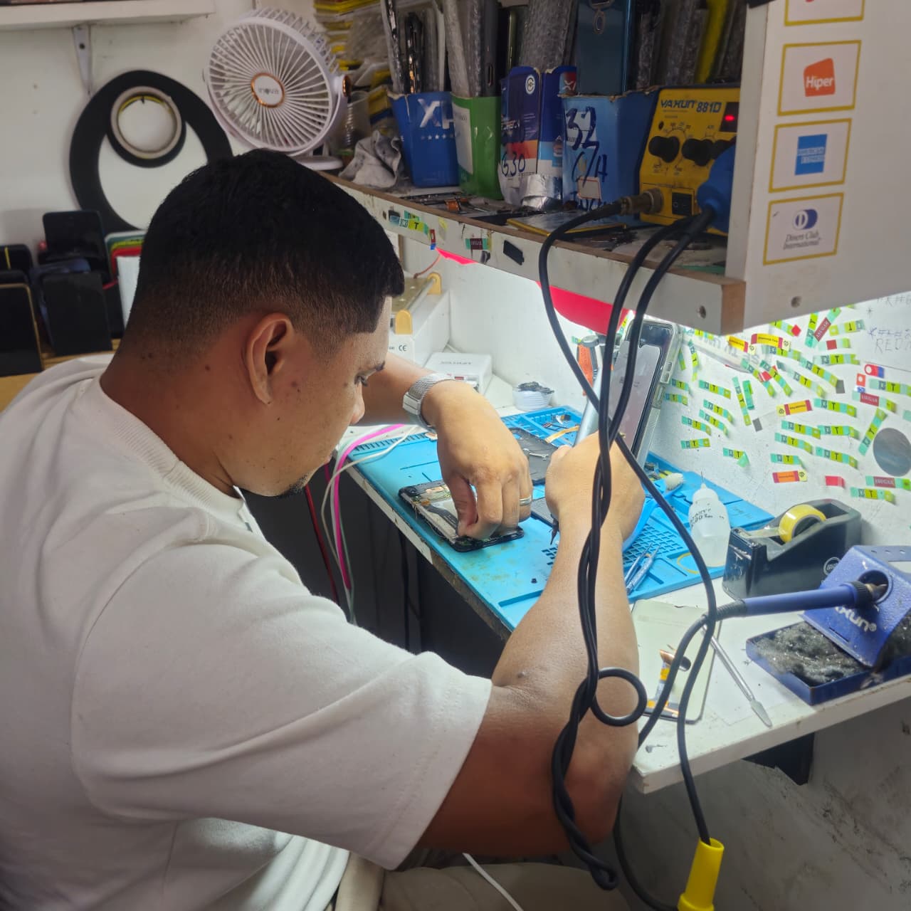 De funcionário a dono do próprio negócio: jovem de Coari constrói carreira com assistência de celulares