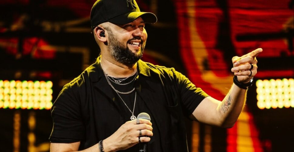 Uendel Pinheiro faz show gratuito em shopping na Zona Leste de Manaus