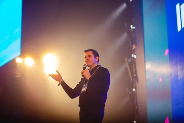 Gustavo Cerbasi palestra sobre inteligência financeira em Ji-Paraná
