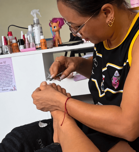 Ana Neury constrói trajetória como manicure em Coari; conheça