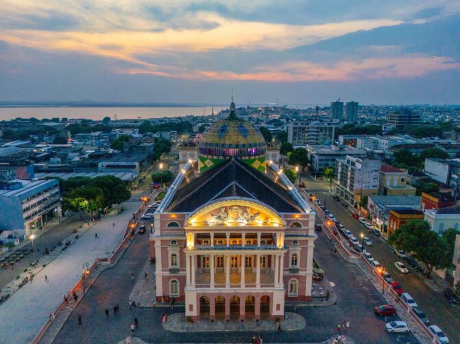 Alunos de Codajás participam de espetáculo no Teatro Amazonas