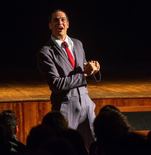 Ator Mateus Solano apresenta a comédia ‘O Figurante’ no Teatro Amazonas