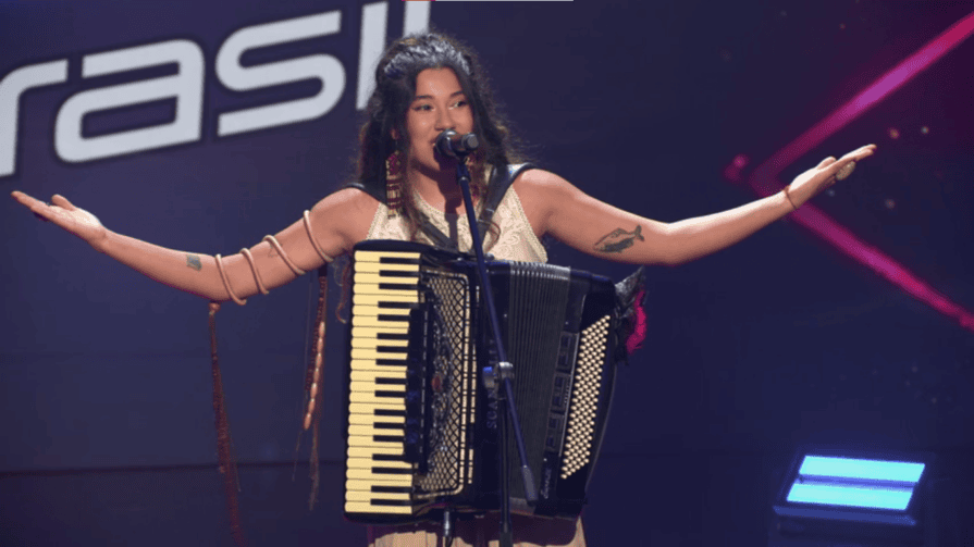 Anne Louise representa Roraima no time de Lauana Prado no The Voice